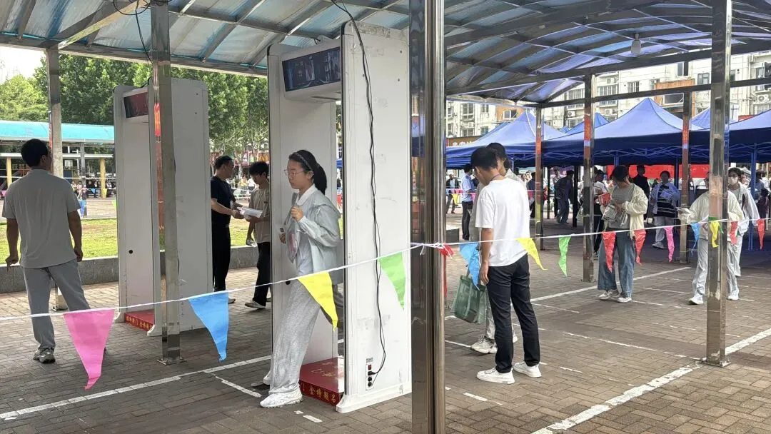 2026中考启幕!池州1.3万余名学子执笔逐梦向未来!加油,少年-第5张图片-四季读书网 2026中考启幕!池州1.3万余名学子执笔逐梦向未来!加油,少年-第5张图片-四季读书网
