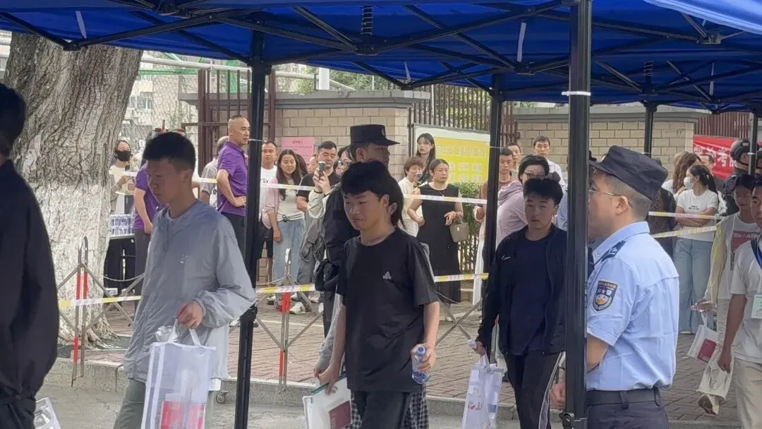 2026中考启幕!池州1.3万余名学子执笔逐梦向未来!加油,少年-第7张图片-四季读书网 2026中考启幕!池州1.3万余名学子执笔逐梦向未来!加油,少年-第7张图片-四季读书网