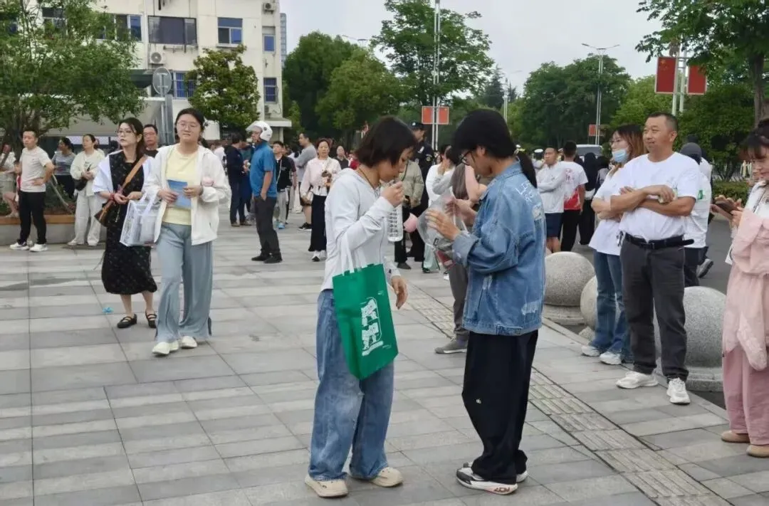 2026中考启幕!池州1.3万余名学子执笔逐梦向未来!加油,少年-第8张图片-四季读书网 2026中考启幕!池州1.3万余名学子执笔逐梦向未来!加油,少年-第8张图片-四季读书网