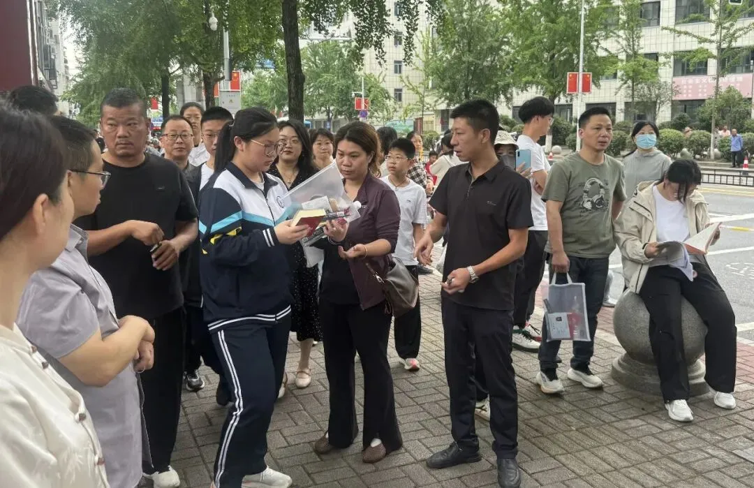 2026中考启幕!池州1.3万余名学子执笔逐梦向未来!加油,少年-第16张图片-四季读书网 2026中考启幕!池州1.3万余名学子执笔逐梦向未来!加油,少年-第16张图片-四季读书网