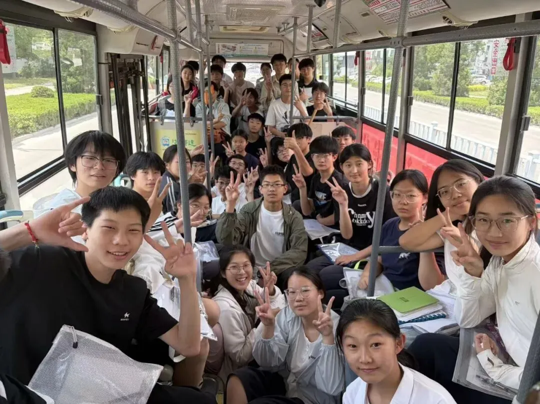 中考第二天|步履从容,向阳奔赴,静待收官荣光-第3张图片-四季读书网 中考第二天|步履从容,向阳奔赴,静待收官荣光-第3张图片-四季读书网