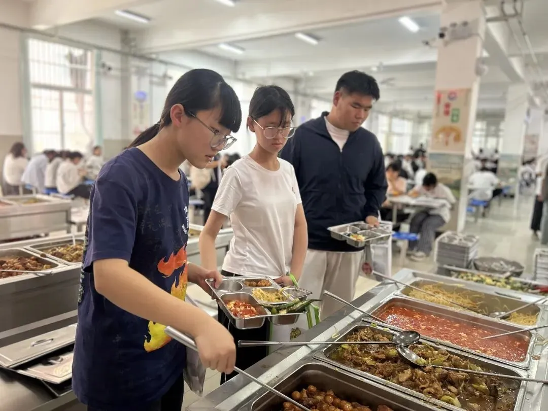 中考第二天|步履从容,向阳奔赴,静待收官荣光-第22张图片-四季读书网 中考第二天|步履从容,向阳奔赴,静待收官荣光-第22张图片-四季读书网
