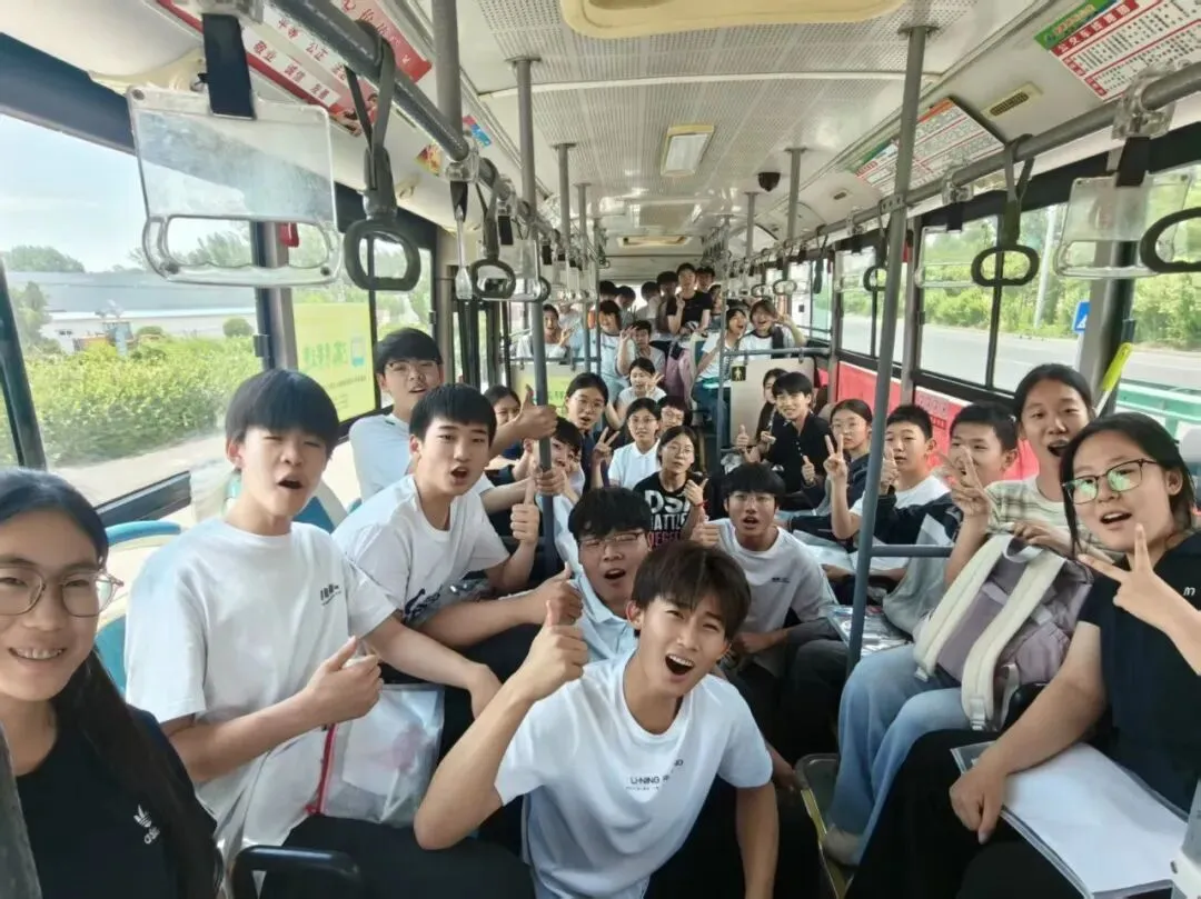 中考第二天|步履从容,向阳奔赴,静待收官荣光-第27张图片-四季读书网 中考第二天|步履从容,向阳奔赴,静待收官荣光-第27张图片-四季读书网