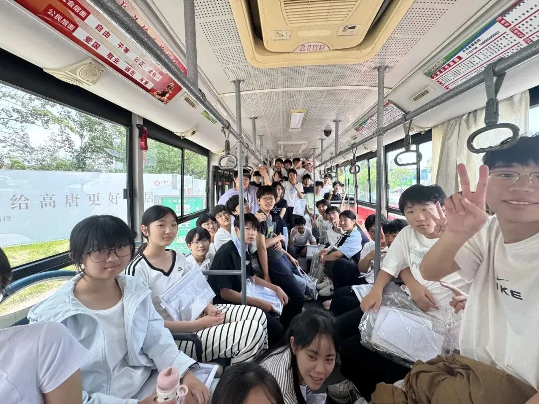 中考第二天|步履从容,向阳奔赴,静待收官荣光-第28张图片-四季读书网 中考第二天|步履从容,向阳奔赴,静待收官荣光-第28张图片-四季读书网