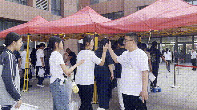 中考第二天|步履从容,向阳奔赴,静待收官荣光-第32张图片-四季读书网 中考第二天|步履从容,向阳奔赴,静待收官荣光-第32张图片-四季读书网