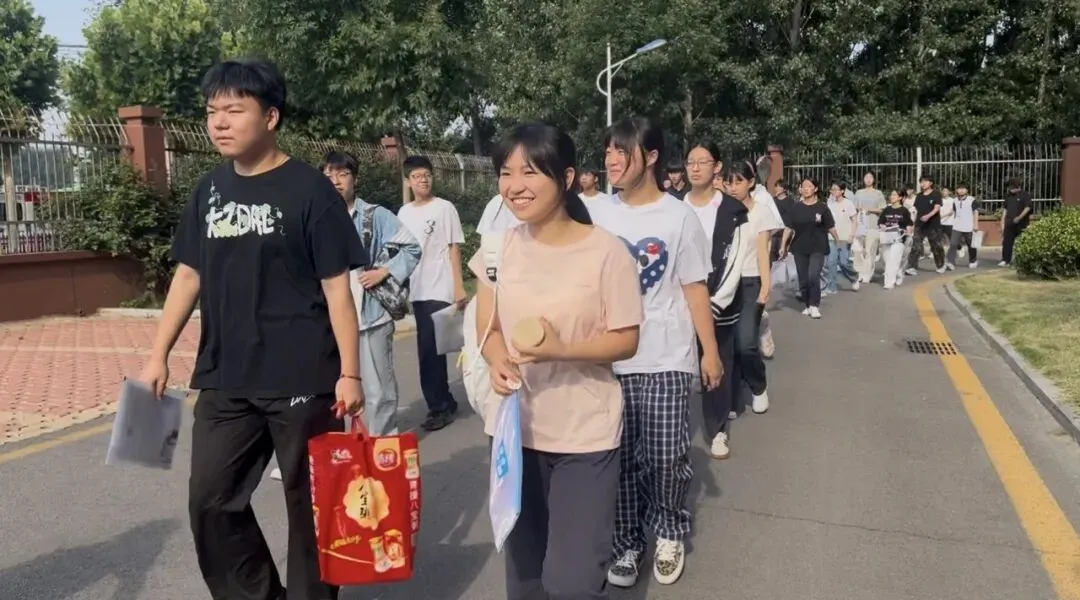 中考第二天|步履从容,向阳奔赴,静待收官荣光-第33张图片-四季读书网 中考第二天|步履从容,向阳奔赴,静待收官荣光-第33张图片-四季读书网