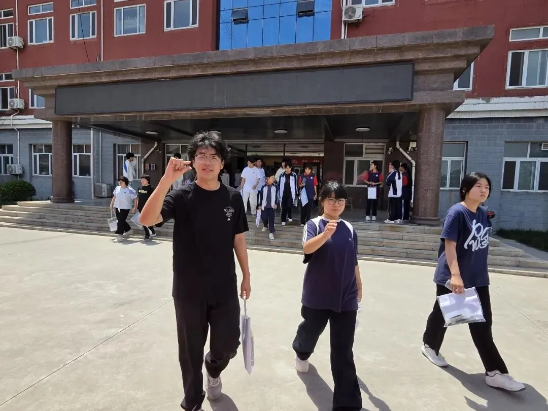 中考第二天|步履从容,向阳奔赴,静待收官荣光-第37张图片-四季读书网 中考第二天|步履从容,向阳奔赴,静待收官荣光-第37张图片-四季读书网