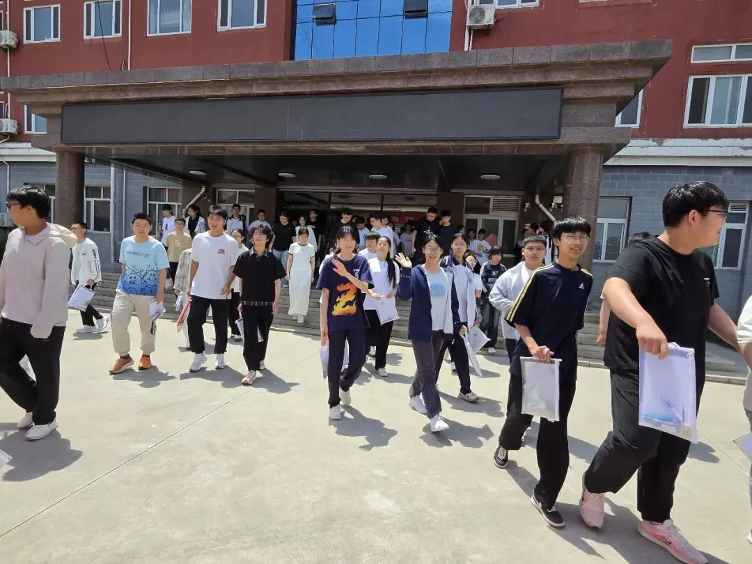 中考第二天|步履从容,向阳奔赴,静待收官荣光-第39张图片-四季读书网 中考第二天|步履从容,向阳奔赴,静待收官荣光-第39张图片-四季读书网