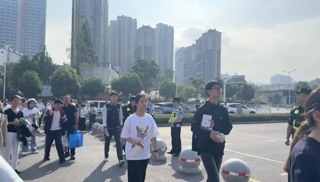 现场直击!滁州中考,开考!-第15张图片-四季读书网