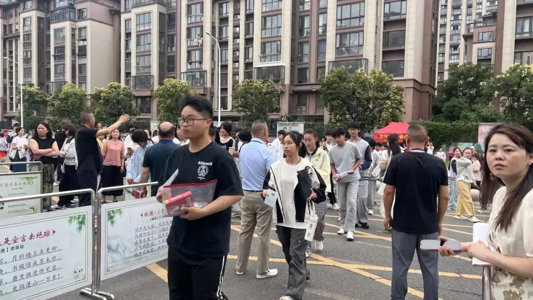 现场直击!滁州中考,开考!-第28张图片-四季读书网