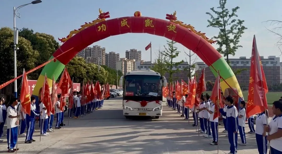 执笔为剑,奔赴山海|2026年中考首日,温情送考全程在线-第6张图片-四季读书网