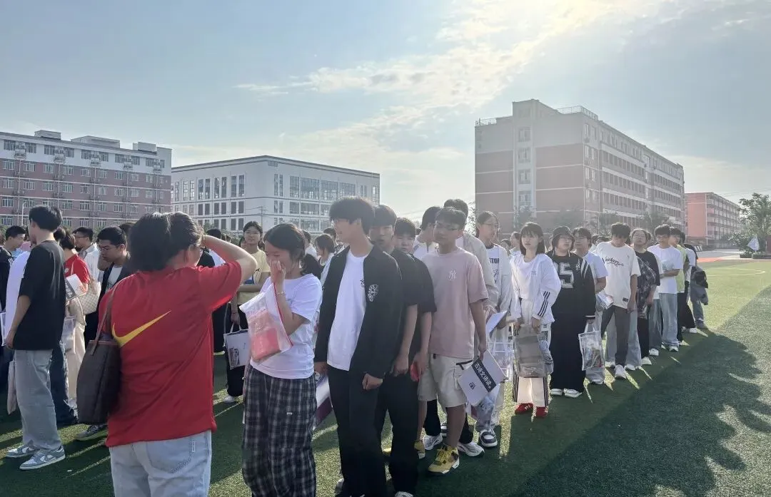 执笔为剑,奔赴山海|2026年中考首日,温情送考全程在线-第8张图片-四季读书网
