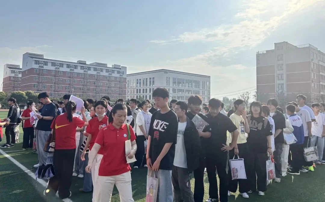执笔为剑,奔赴山海|2026年中考首日,温情送考全程在线-第9张图片-四季读书网