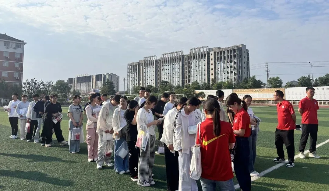 执笔为剑,奔赴山海|2026年中考首日,温情送考全程在线-第10张图片-四季读书网