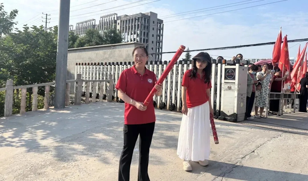 执笔为剑,奔赴山海|2026年中考首日,温情送考全程在线-第13张图片-四季读书网