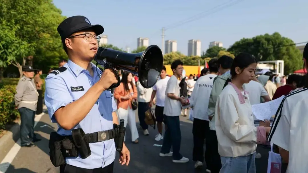 中考加油!临泉公安为青春答卷护航!-第6张图片-四季读书网