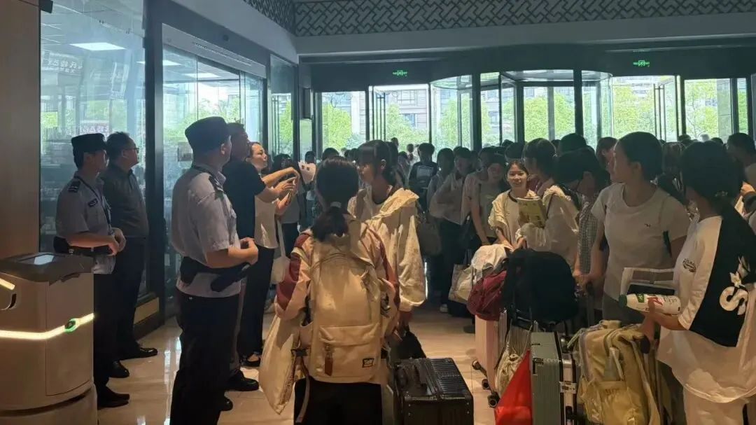 中考加油!临泉公安为青春答卷护航!-第13张图片-四季读书网