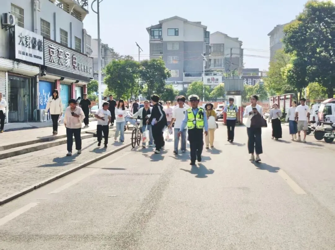 中考首日,亳州交警全力守护青春赶考路!| 护航中考 交警同行-第25张图片-四季读书网