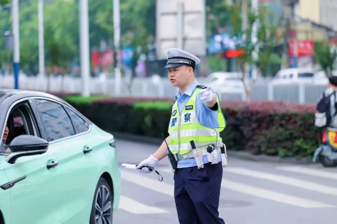 中考首日,铜陵公安再启护航模式!-第15张图片-四季读书网 中考首日,铜陵公安再启护航模式!-第15张图片-四季读书网