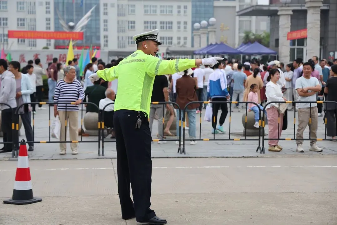 中考首日,铜陵公安再启护航模式!-第17张图片-四季读书网 中考首日,铜陵公安再启护航模式!-第17张图片-四季读书网