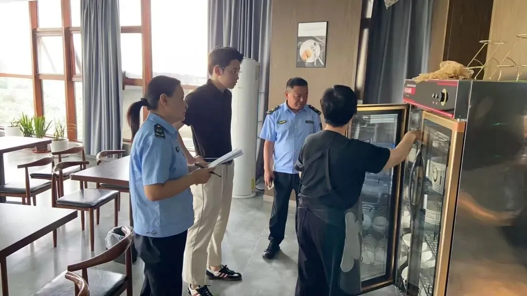 中考加油!金寨市监为你守护“舌尖安全”-第3张图片-四季读书网 中考加油!金寨市监为你守护“舌尖安全”-第3张图片-四季读书网