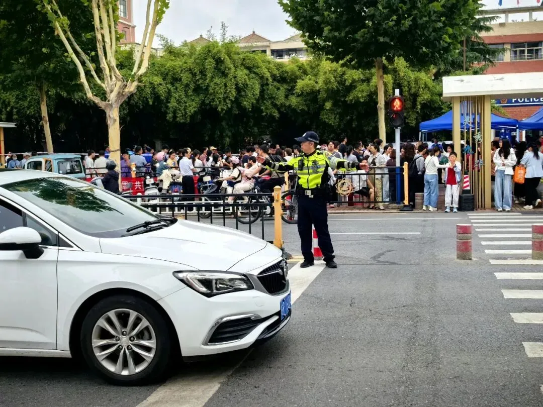 中考首日,“警”心守护,助你们扬帆起航!-第4张图片-四季读书网