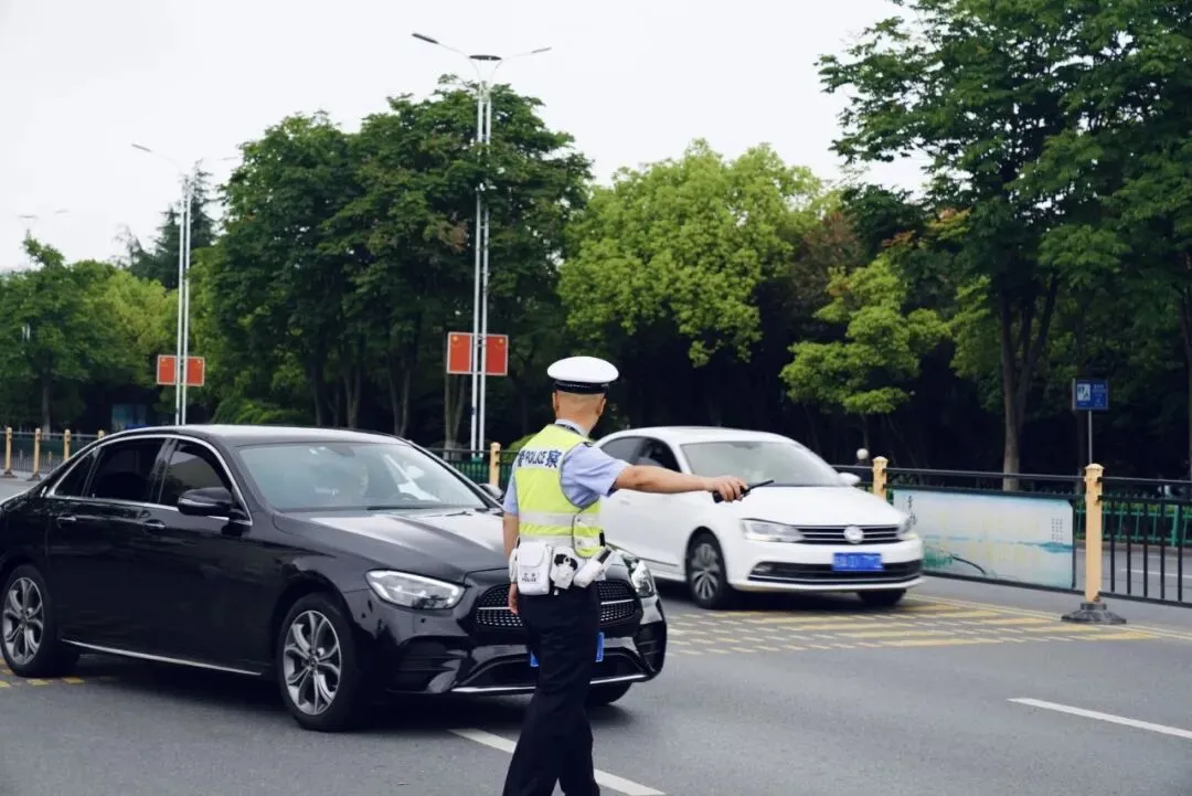 中考首日,“警”心守护,助你们扬帆起航!-第5张图片-四季读书网