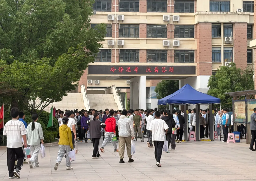 直击!中考首日现场 ~-第2张图片-四季读书网 直击!中考首日现场 ~-第2张图片-四季读书网