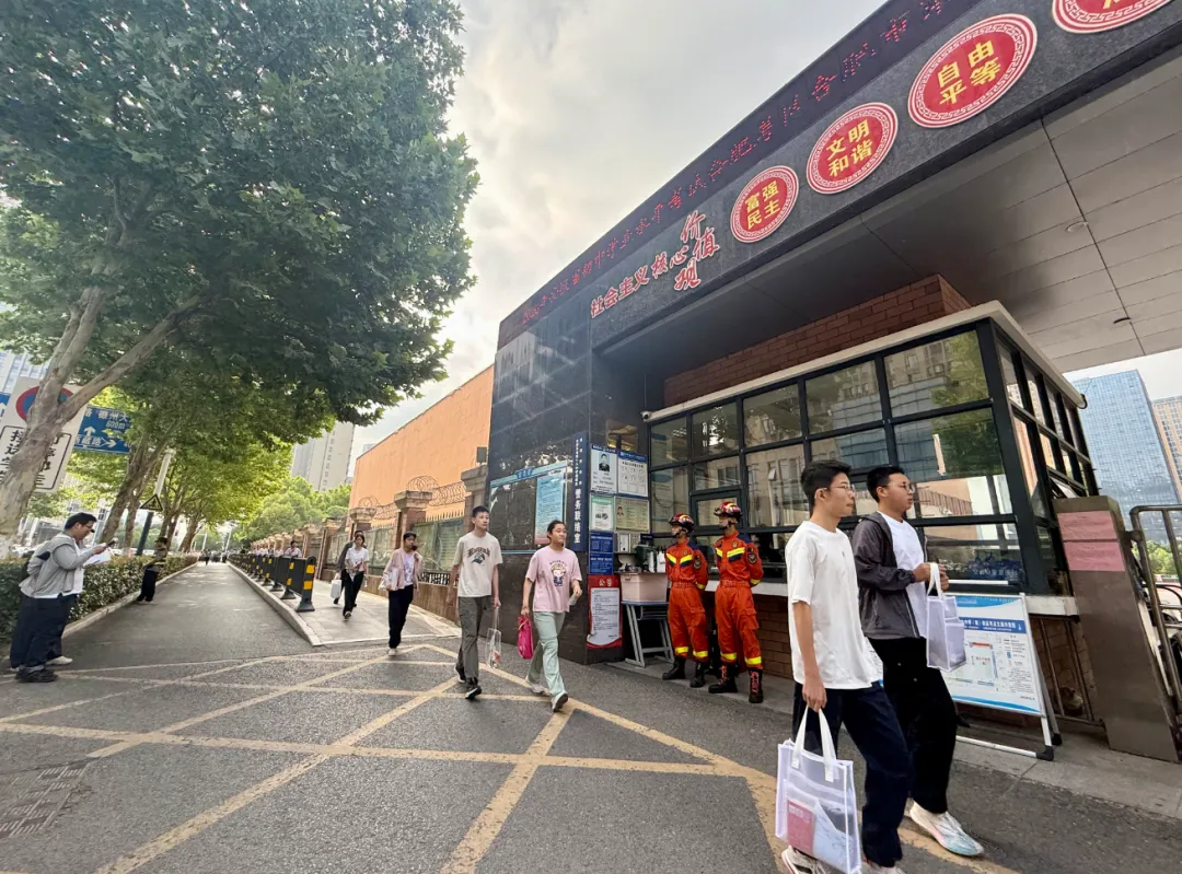 直击!中考首日现场 ~-第3张图片-四季读书网 直击!中考首日现场 ~-第3张图片-四季读书网