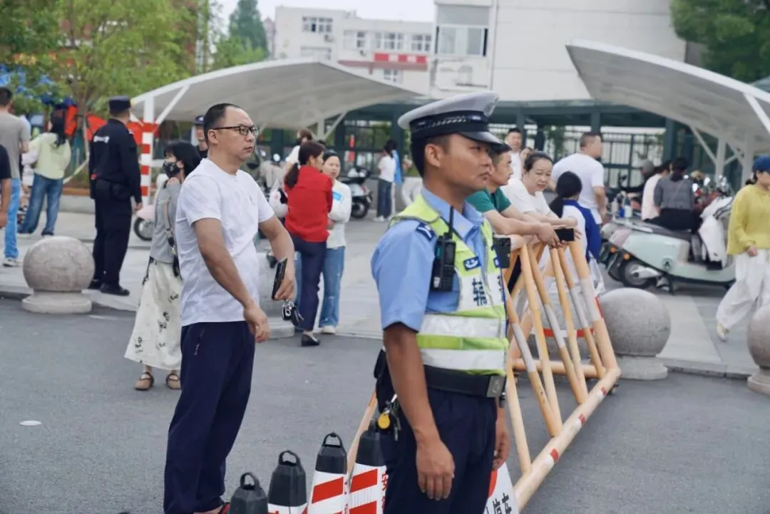 中考首日,“警”心守护,助你们扬帆起航!-第9张图片-四季读书网