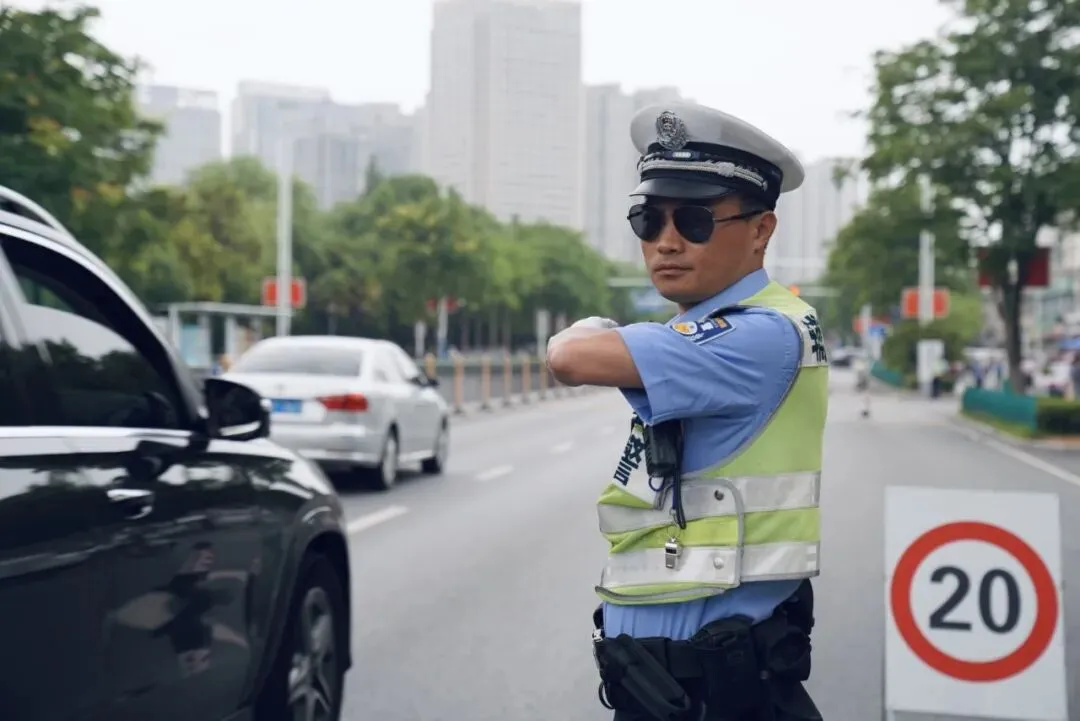 中考首日,“警”心守护,助你们扬帆起航!-第10张图片-四季读书网