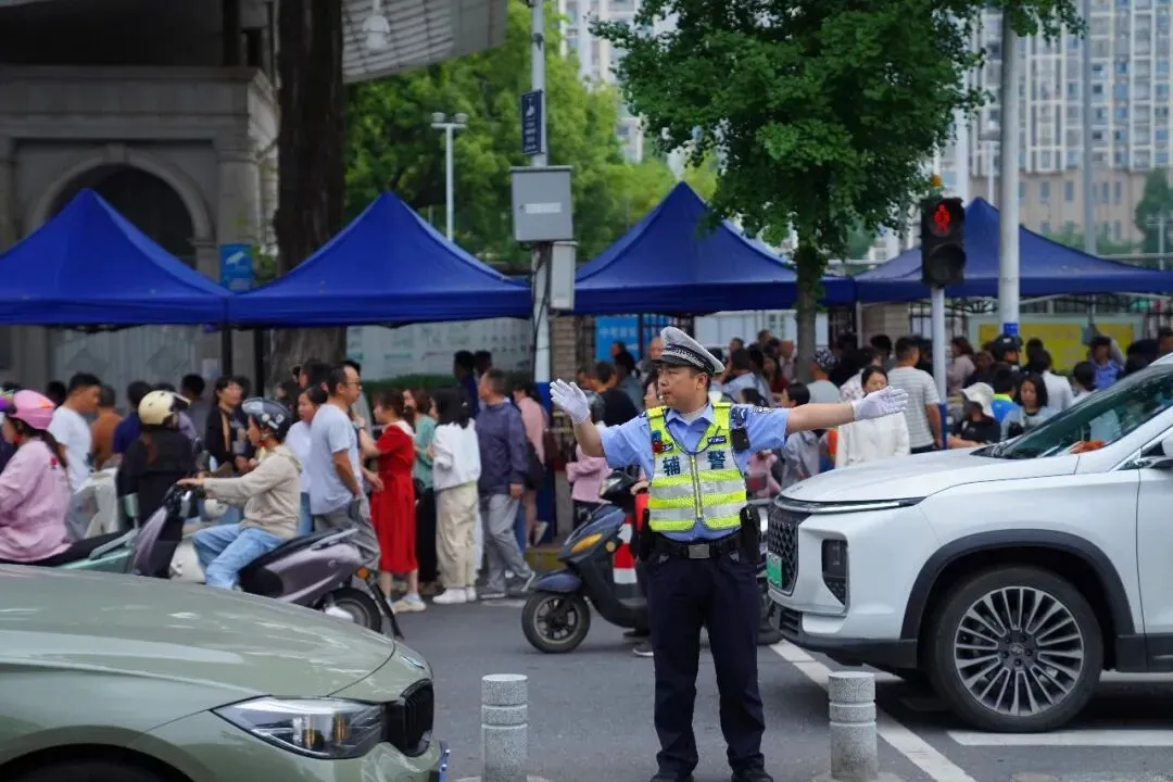 中考首日,“警”心守护,助你们扬帆起航!-第13张图片-四季读书网