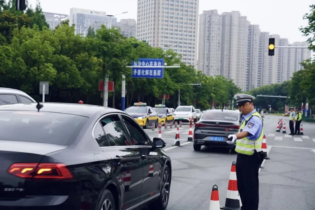 中考首日,“警”心守护,助你们扬帆起航!-第14张图片-四季读书网