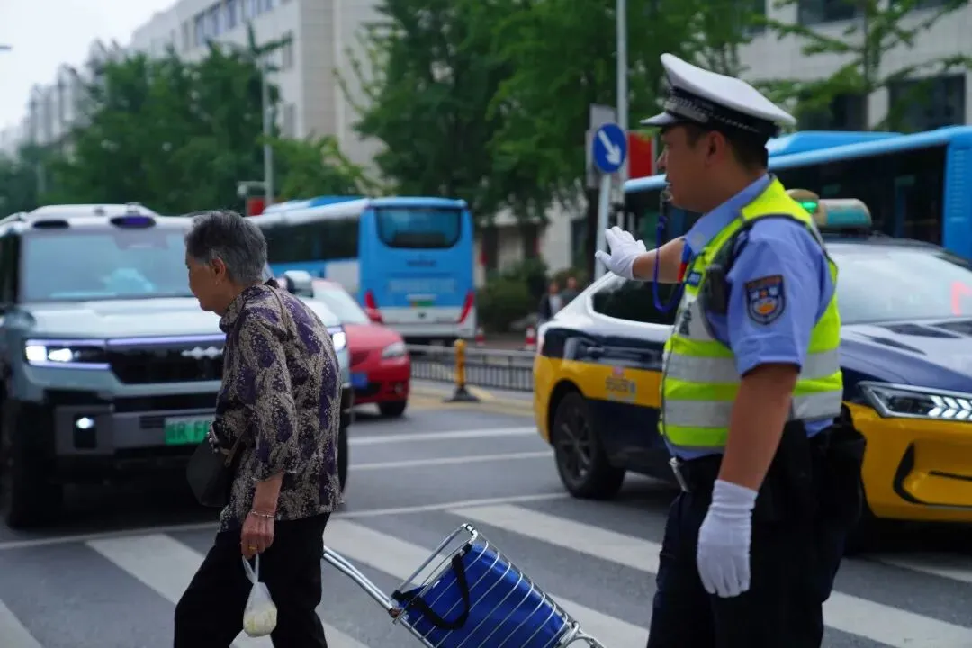 中考首日,“警”心守护,助你们扬帆起航!-第16张图片-四季读书网