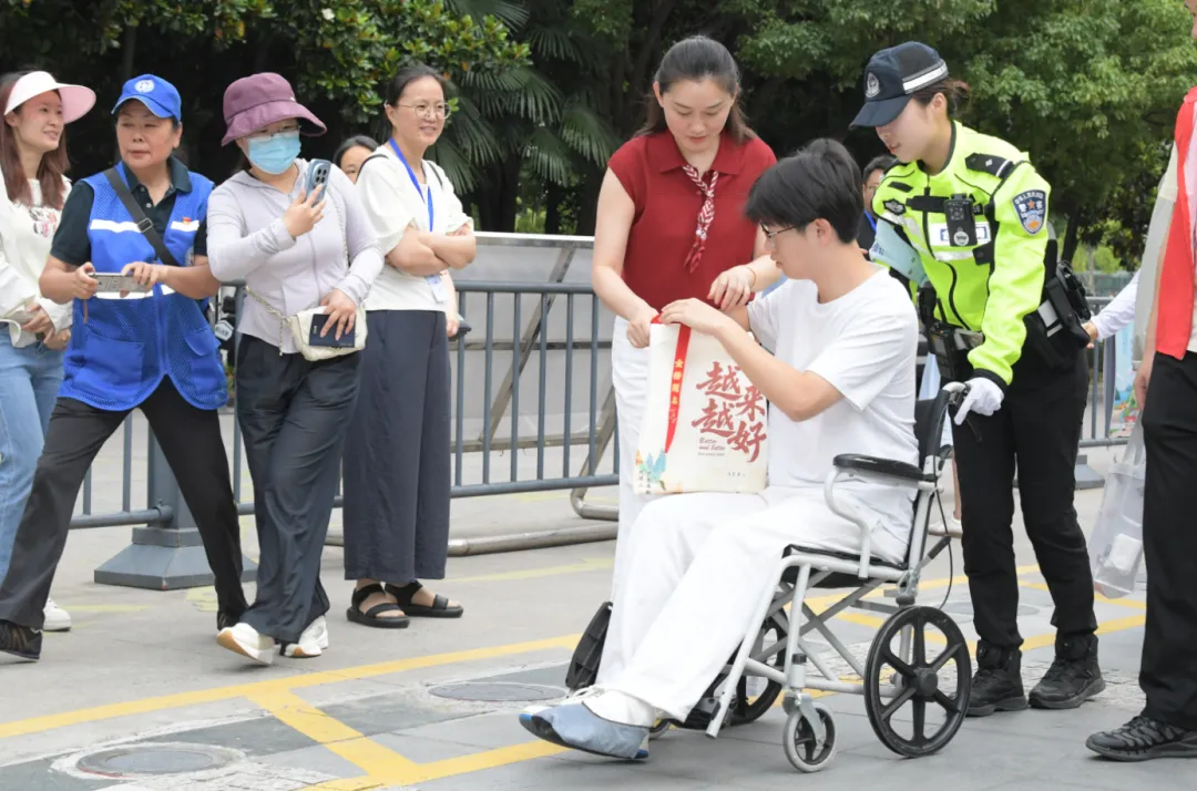 直击!中考首日现场 ~-第12张图片-四季读书网 直击!中考首日现场 ~-第12张图片-四季读书网