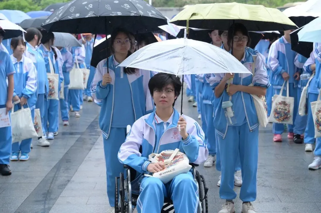 【中考首日】温暖与拼搏同在,祝愿新教育学子以梦为马,落笔生花-第6张图片-四季读书网 【中考首日】温暖与拼搏同在,祝愿新教育学子以梦为马,落笔生花-第6张图片-四季读书网