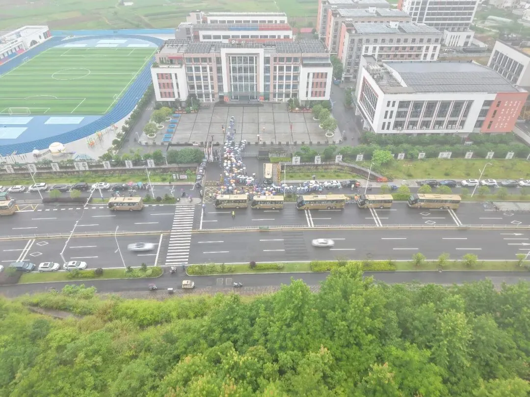 【中考首日】温暖与拼搏同在,祝愿新教育学子以梦为马,落笔生花-第11张图片-四季读书网 【中考首日】温暖与拼搏同在,祝愿新教育学子以梦为马,落笔生花-第11张图片-四季读书网