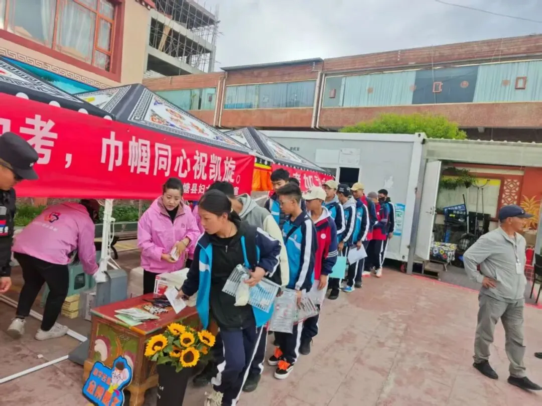 乘风破浪迎中考 巾帼同心祝凯旋——理塘县妇联志愿服务活动第二站走进县中学-第9张图片-四季读书网 乘风破浪迎中考 巾帼同心祝凯旋——理塘县妇联志愿服务活动第二站走进县中学-第9张图片-四季读书网