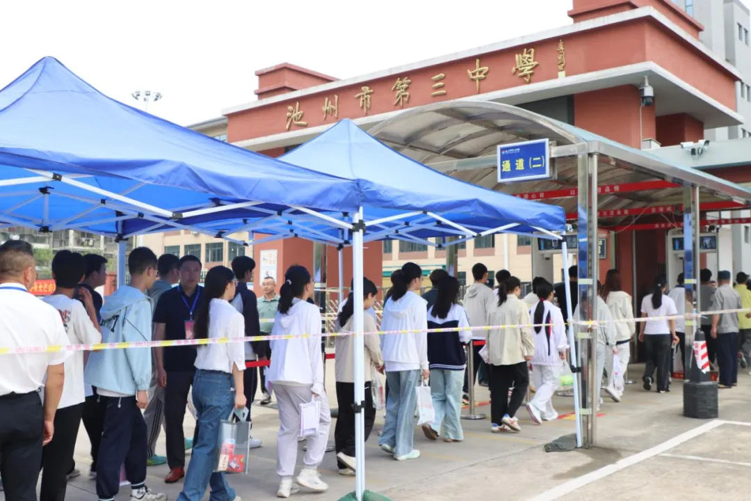 加油,少年!中考首日,一起看现场→-第3张图片-四季读书网