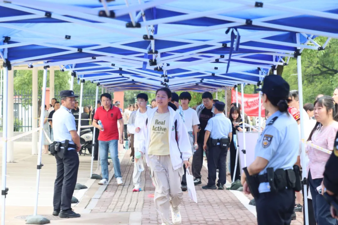 加油,少年!中考首日,一起看现场→-第6张图片-四季读书网