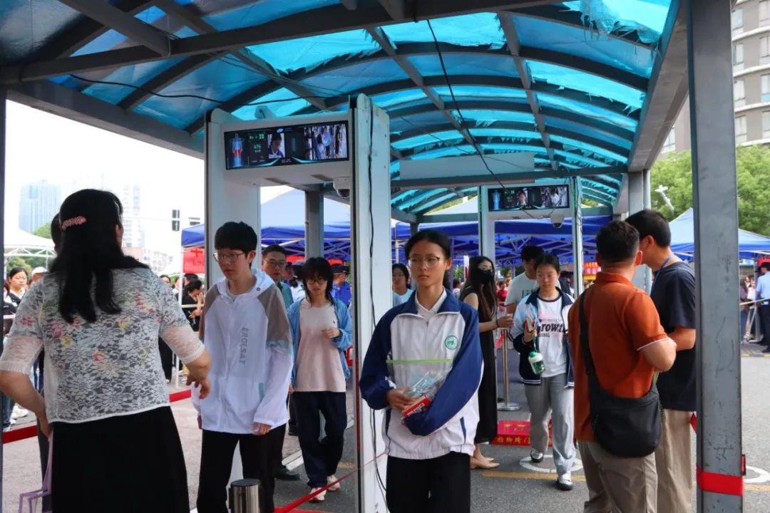 加油,少年!中考首日,一起看现场→-第7张图片-四季读书网