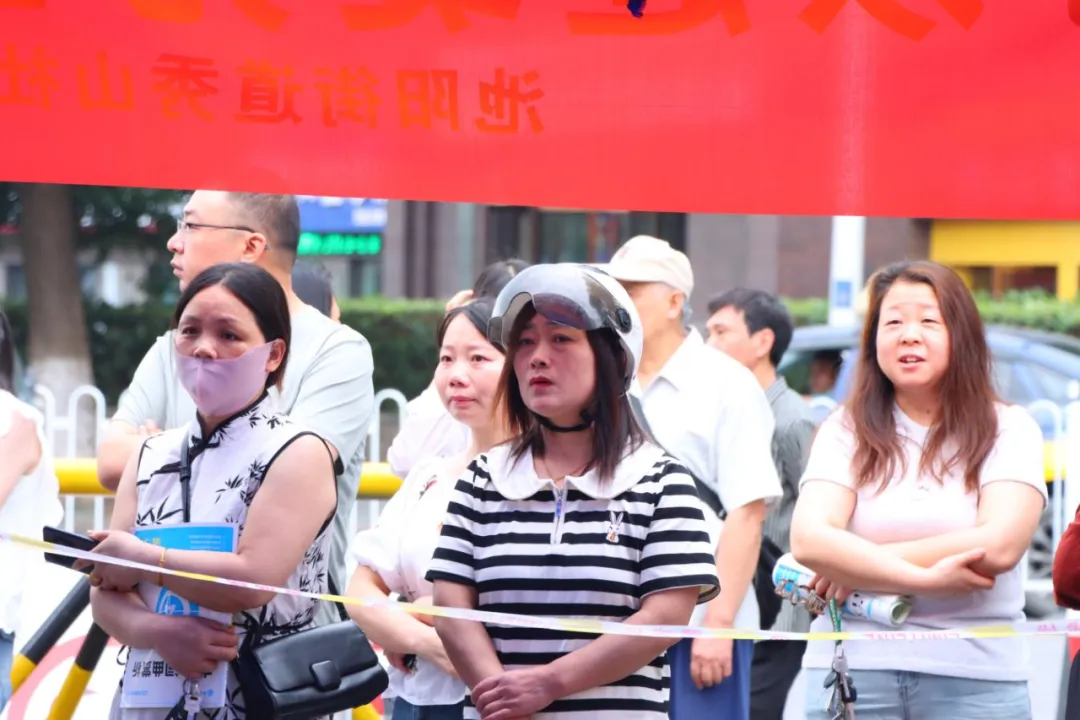 加油,少年!中考首日,一起看现场→-第12张图片-四季读书网
