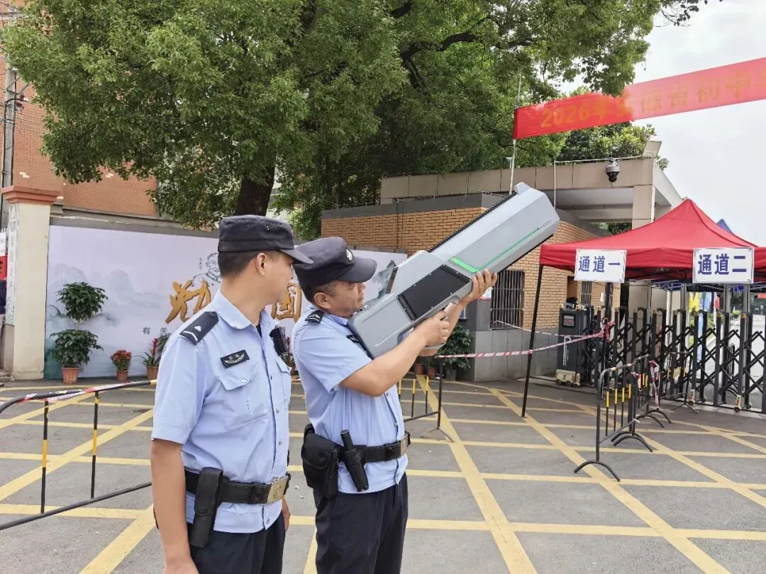 中考开考!郊区公安全力护航-第6张图片-四季读书网 中考开考!郊区公安全力护航-第6张图片-四季读书网