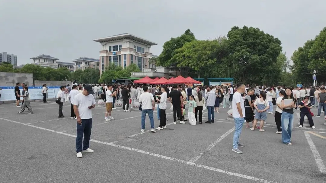 执笔逐梦,青春启航!当涂县2026年中考今日开考-第4张图片-四季读书网 执笔逐梦,青春启航!当涂县2026年中考今日开考-第4张图片-四季读书网
