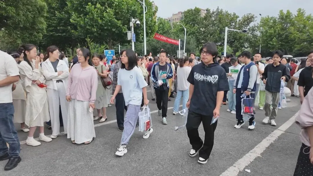 执笔逐梦,青春启航!当涂县2026年中考今日开考-第8张图片-四季读书网 执笔逐梦,青春启航!当涂县2026年中考今日开考-第8张图片-四季读书网