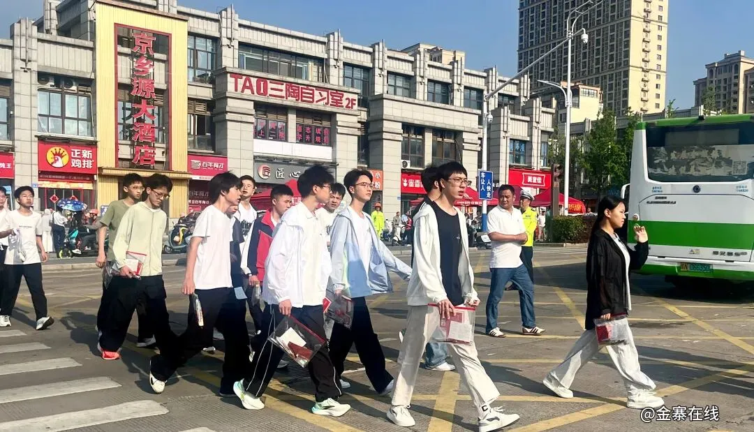 直击现场!金寨中考首日→-第4张图片-四季读书网 直击现场!金寨中考首日→-第4张图片-四季读书网