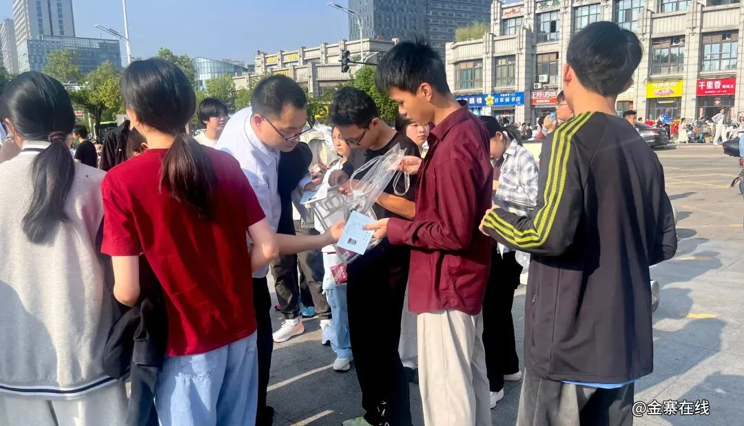 直击现场!金寨中考首日→-第8张图片-四季读书网 直击现场!金寨中考首日→-第8张图片-四季读书网