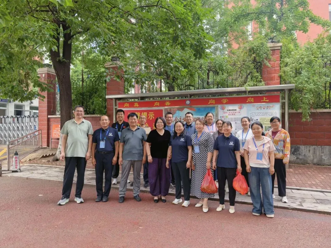 聚焦中考丨谭坊学区深入各考点暖心慰问中考师生-第3张图片-四季读书网 聚焦中考丨谭坊学区深入各考点暖心慰问中考师生-第3张图片-四季读书网