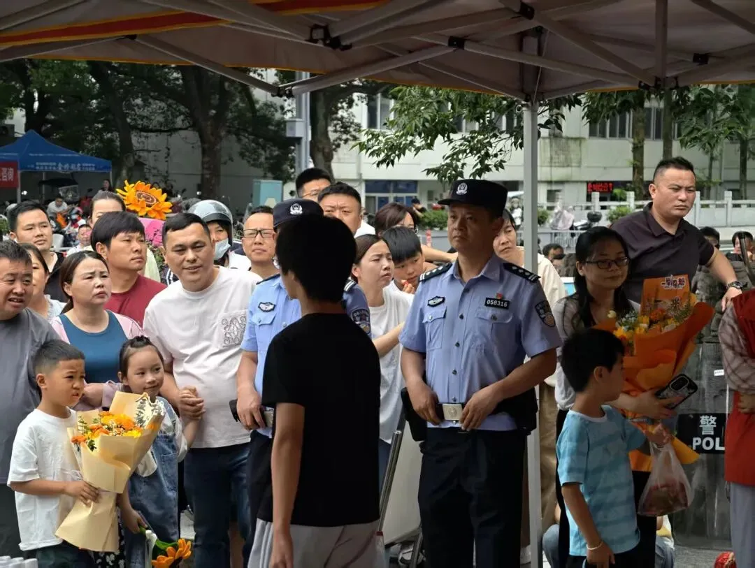 护航中考 | 中考首日,宣州公安平安护航!-第4张图片-四季读书网 护航中考 | 中考首日,宣州公安平安护航!-第4张图片-四季读书网