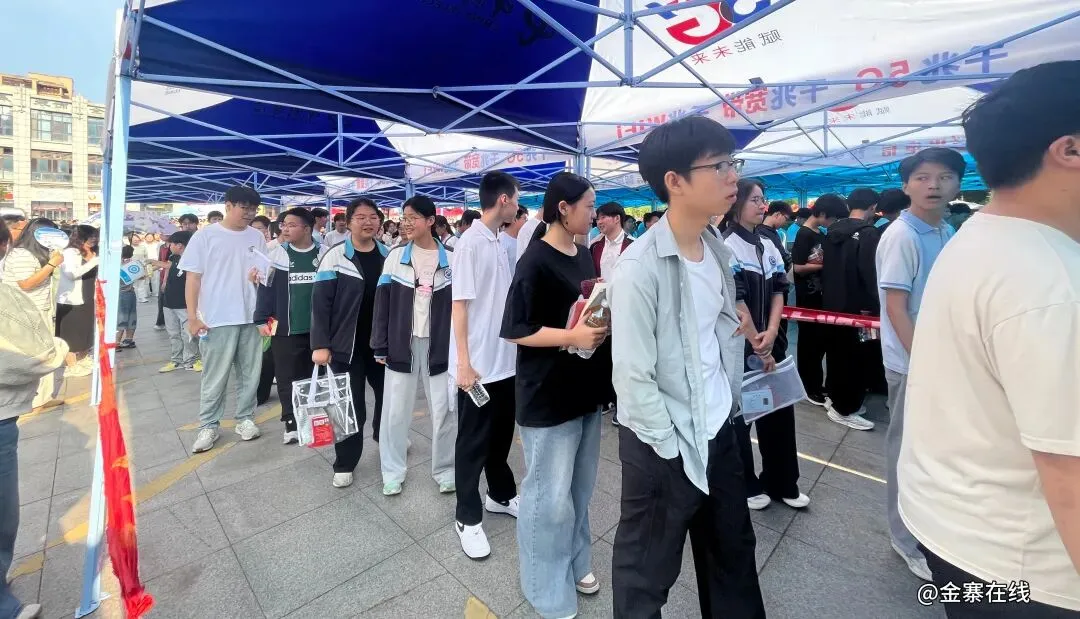 直击现场!金寨中考首日→-第14张图片-四季读书网 直击现场!金寨中考首日→-第14张图片-四季读书网
